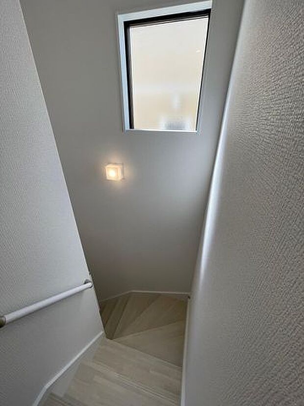 光が入る明るい階段♪