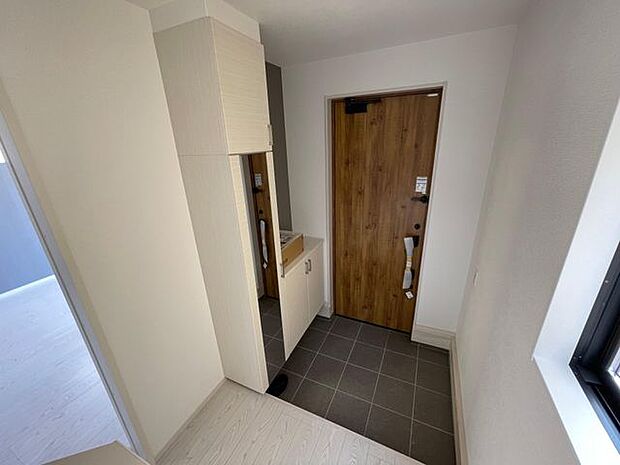 白を基調とした明るい玄関スペース♪シューズクロークは大容量で革靴もスニーカーもたくさん収納可能♪いつもきれいな玄関を保てます♪