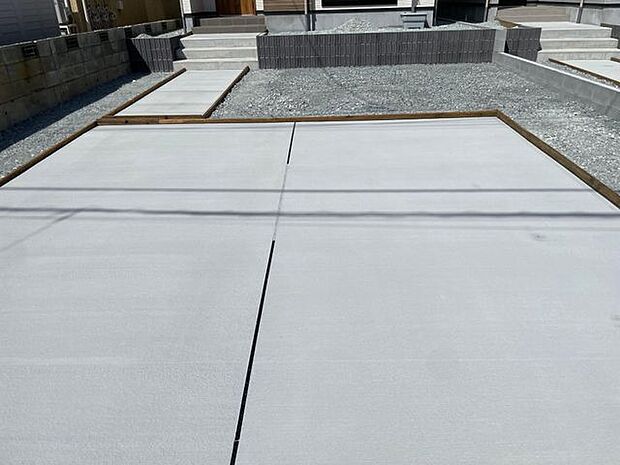 コンクリート舗装された駐車場