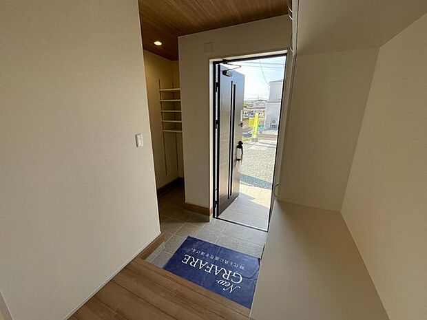 木目と白を基調とした明るい玄関スペース♪