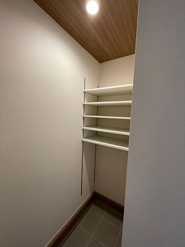 大容量のシューズクロークは革靴もスニーカーもたくさん収納可能♪いつもきれいな玄関を保てます♪