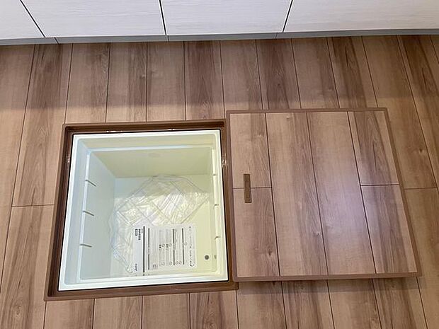 キッチン部の床下収納♪保存食や冷暗所保管の食品の収納として活躍♪