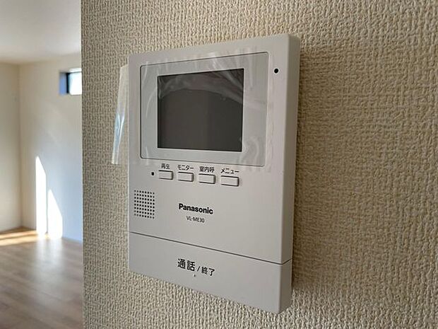 インターホンのモニターで来客者の顔が確認できて安心です♪録画や音量調整などの機能も付いています♪