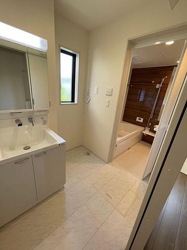 ゆったりとした洗面脱衣所♪はしゃぐお子さまとの着替えも問題なしです♪ドラム式洗濯機も余裕で設置できる広さです♪