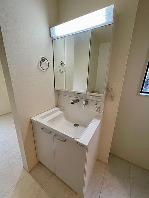 三面鏡の洗面台は鏡の裏が収納になっているため化粧用品がたっぷり入ります♪コンセント付きでドライヤーもすぐに使えます♪