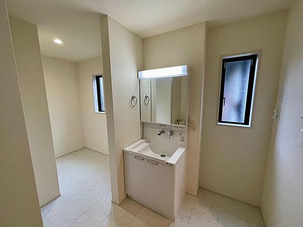 ゆったりとした洗面脱衣所♪はしゃぐお子さまとの着替えも問題なしです♪ドラム式洗濯機も余裕で設置できる広さです♪