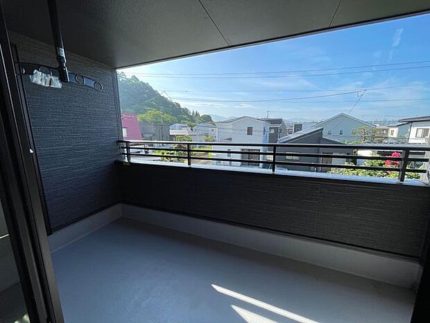 南向きのバルコニーはお布団も干せるゆったりとした大きさです♪椅子や机を置いて読書も楽しめます♪