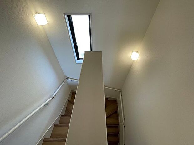 光が入って明るい階段♪手すりがあるので老後も安心です♪