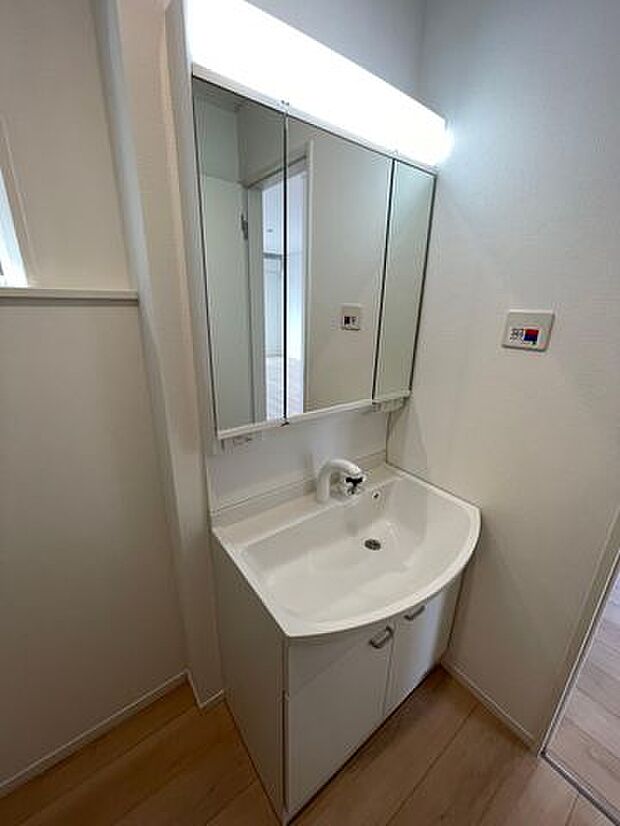 三面鏡の洗面台は鏡の裏が収納になっているため化粧用品がたっぷり入ります♪コンセント付きでドライヤーもすぐに使えます♪