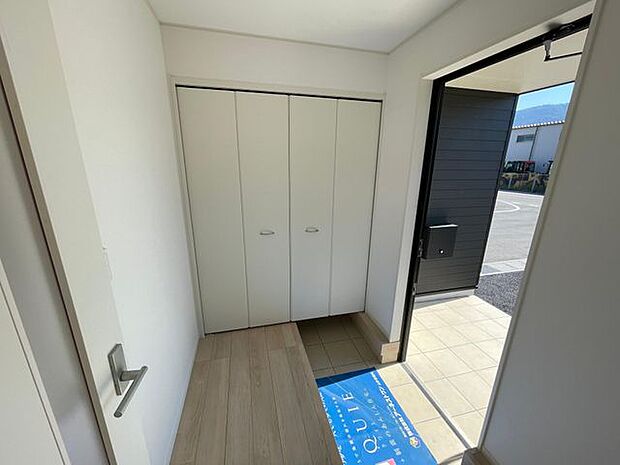 白を基調とした明るい玄関スペース♪シューズボックスは大容量で革靴もスニーカーもたくさん収納可能♪いつもきれいな玄関を保てます♪