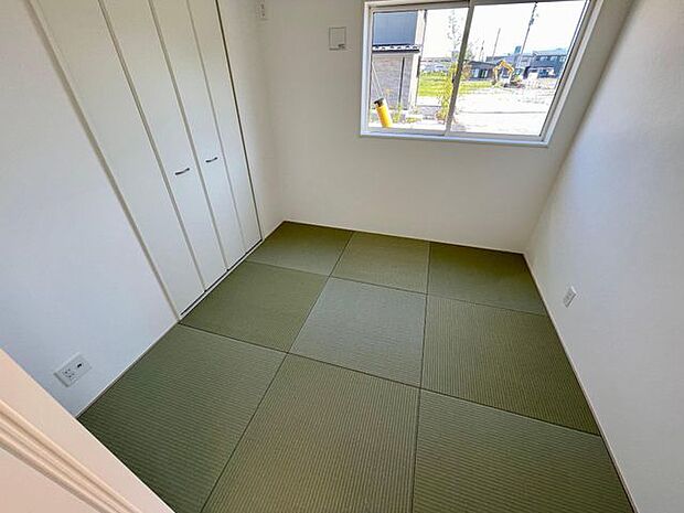 畳スペースはお昼寝やお子さまの遊び場として大活躍♪強度のあるダイヤロン畳なので、傷みにくく、ダニやカビの発生も抑えてくれます♪お泊まりに来たご両親の寝室としても活躍♪