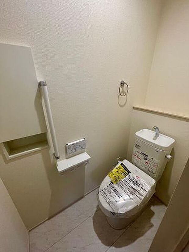 光の入る明るいトイレスペース♪節水タイプのウォシュレット機能付き♪