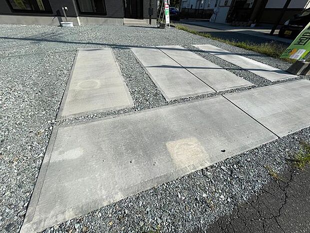 コンクリート舗装された駐車場♪
