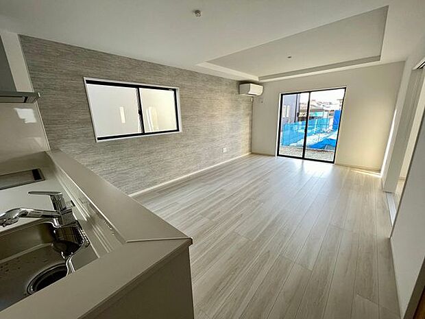 天井が高く開放感を感じるリビング♪彩光とプライバシーを考えた窓の配置でゆったりと家族と団らんできます♪ソファーやローテーブルを置いてもゆとりのある広さです♪