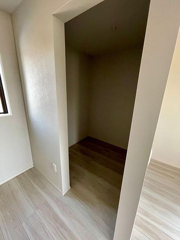 たっぷり収納できるWICもついています♪