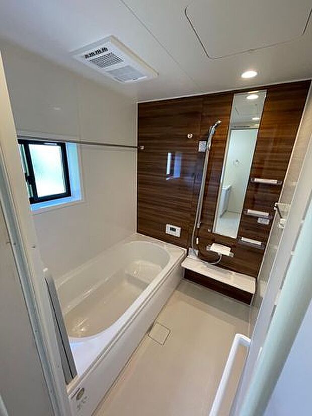 床の乾きやすい1坪タイプの浴槽♪足を伸ばしてゆっくり入浴♪浴室暖房機能付きで冬でもあたたかいです。また乾燥機能で洗濯物干しコーナーとしての用途も可能♪