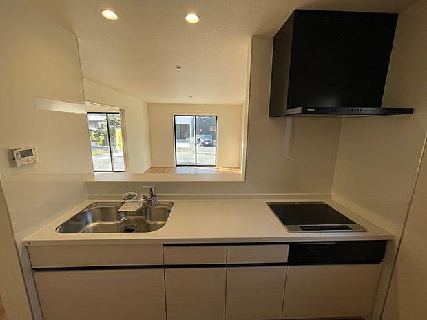 対面キッチンでお子さまの様子を見ながらお料理ができて安心♪ワイドなキッチン台は広々でとても快適♪お子さんと一緒に料理も楽しめます♪オプションでビルトイン食器洗浄乾燥機も設置可能♪