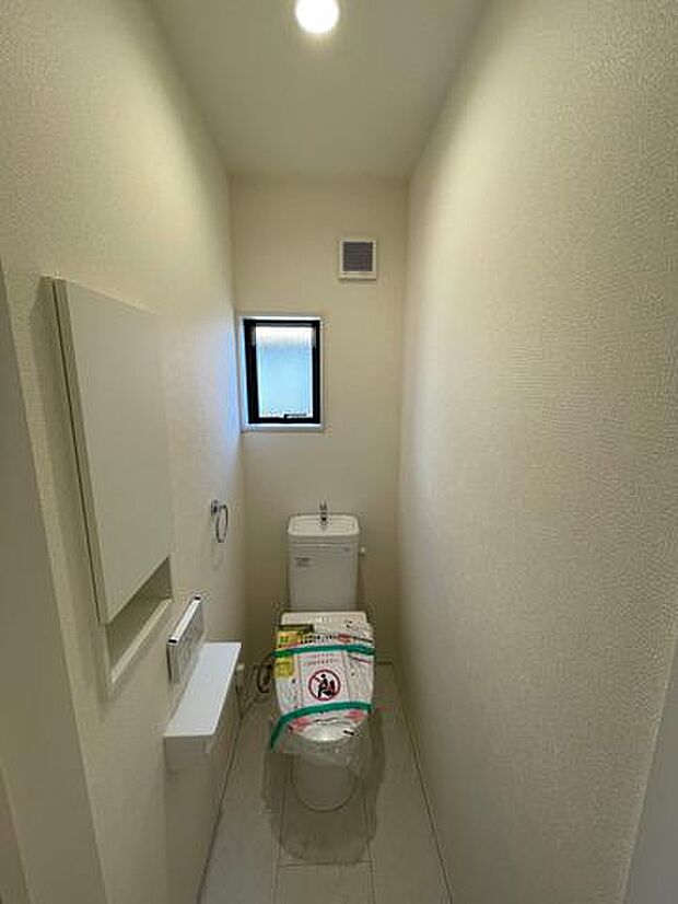 2階にもトイレがあるので混み合う朝も安心です♪ウォシュレット機能付き♪