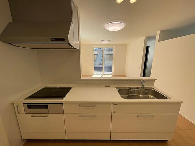 対面キッチンでお子さまの様子を見ながらお料理ができて安心♪ワイドなキッチン台は広々でとても快適♪お子さんと一緒に料理も楽しめます♪