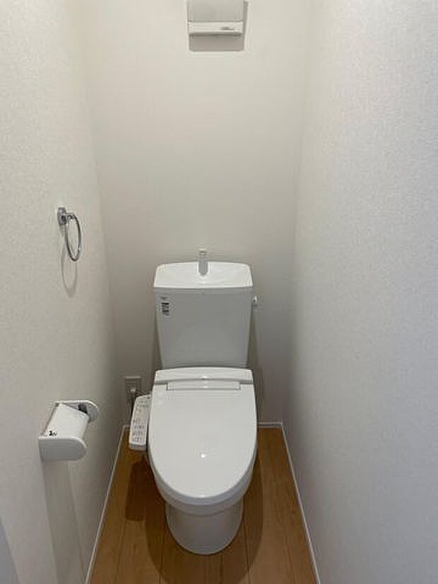 2階にもトイレがあるので混み合う朝も安心です♪ウォシュレット機能付き♪