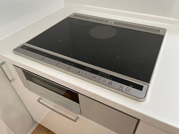 火を使わないIHクッキングヒーターで安心♪お子様とお料理も楽しめます♪温度調節や揚げ物用の設定も充実しています♪魚焼きグリルもお手入れしやすく嬉しい作りです♪