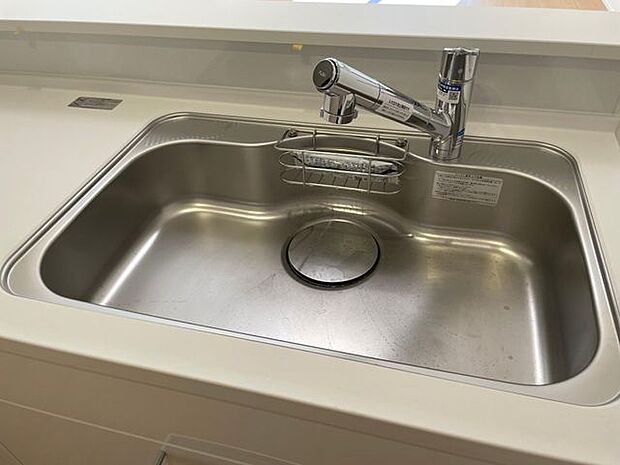 たっぷり食器が入るシステムキッチンのシンク♪シングルレバーなので片手で吐水できます♪