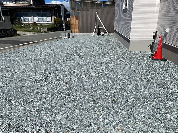 駐車スペースも広々♪車3台駐車可能♪