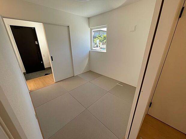 洋畳スペースはお昼寝やお子さまの遊び場として大活躍♪強度のあるダイヤロン畳なので、傷みにくく、ダニやカビの発生も抑えてくれます♪お泊まりに来たご両親の寝室としても活躍♪