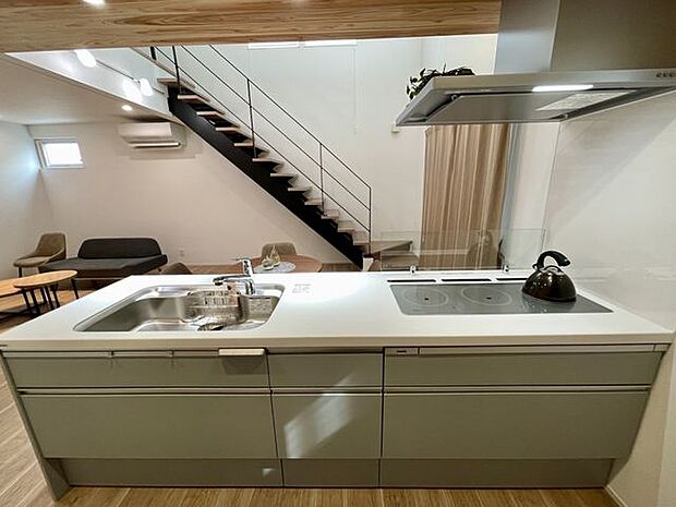 フラットな対面キッチンでお子さまの様子を見ながらお料理ができて安心♪ワイドなキッチン台は広々でとても快適♪お子さんと一緒に料理も楽しめます♪