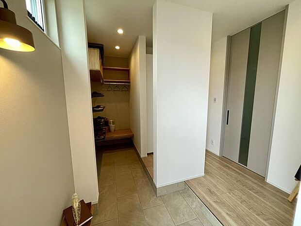 ゆったりとした玄関スペース♪大容量のシューズクロークには上着掛けも付いて機能性の良い作りです♪