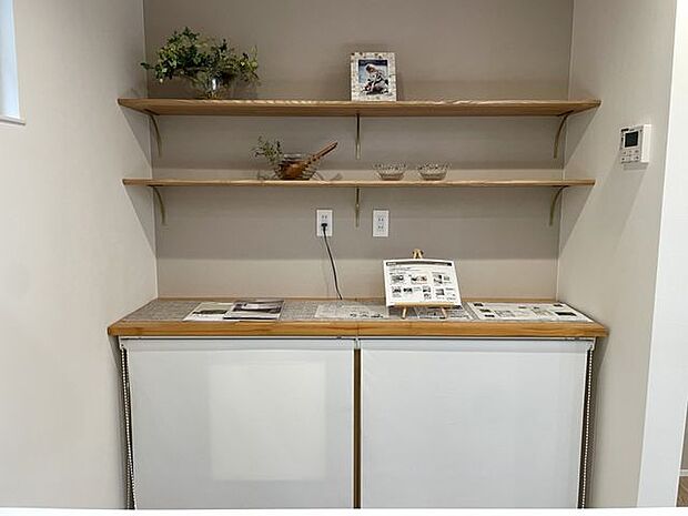 キッチン部にはおしゃれな備え付けのカップボードがついています♪