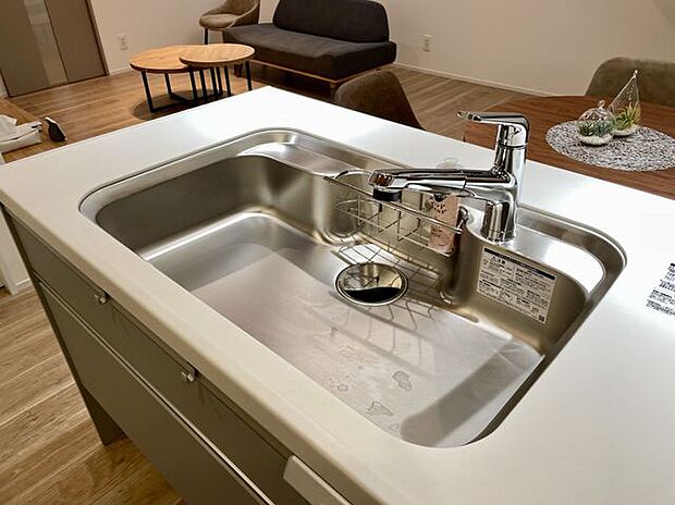 キッチンのシンクも広々♪たくさんの食器や調理器具が入ります。