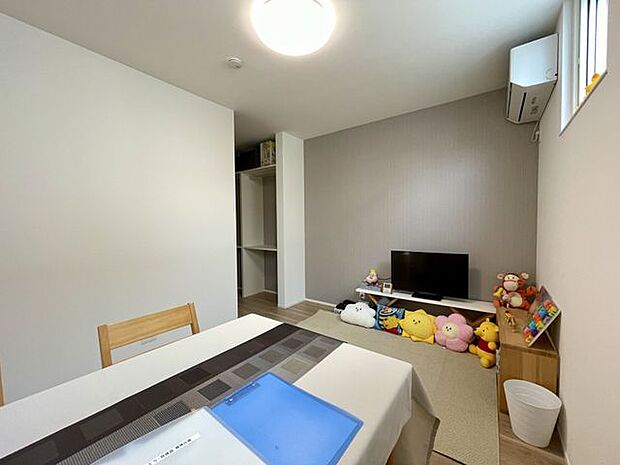 アクセント壁紙の貼ってある主寝室は、日々の疲れを取ってくれる開放感があります♪机を置いて書斎も作れます♪