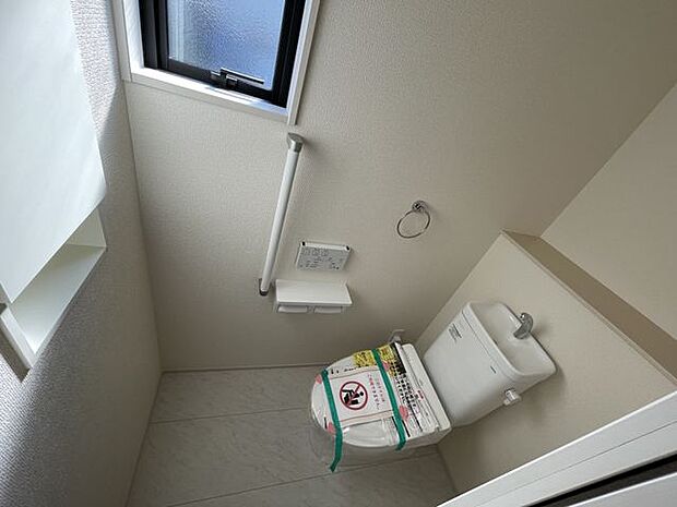 光の入る明るいトイレスペース♪節水タイプのウォシュレット機能付き♪2階にもトイレがあるので混み合う朝も安心です♪
