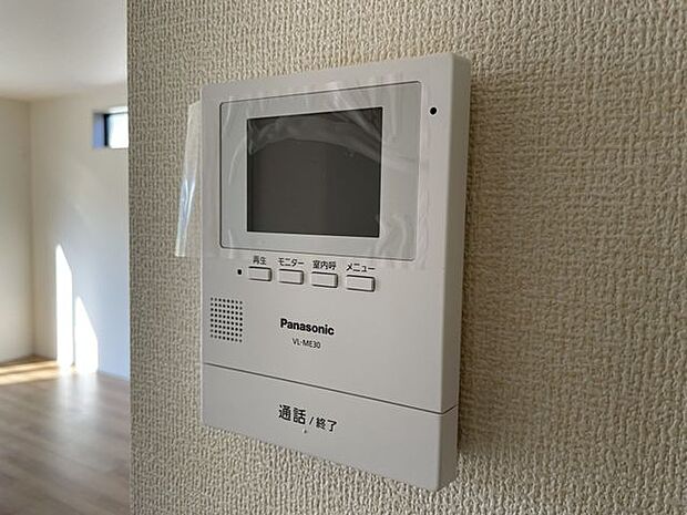 インターホンのモニターで来客者の顔が確認できて安心です♪録画や音量調整などの機能も付いています♪