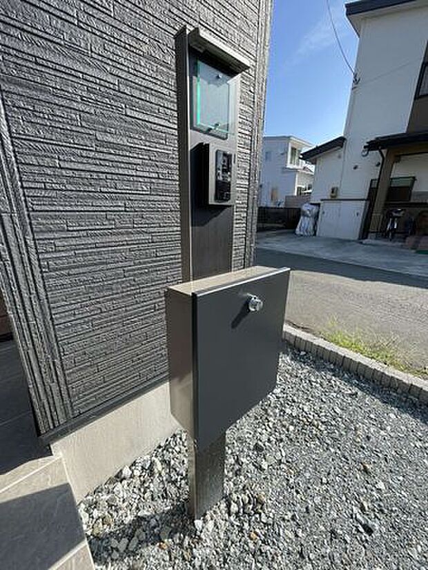 玄関前にはデザインと調和したインターホンとポストが付いた支柱があります♪高級感を演出♪