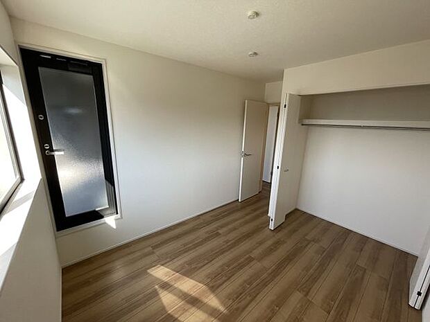 2階居室は子供部屋や趣味のお部屋としても活躍♪ハンガー掛けや小物置きがついたクローゼットも大容量♪