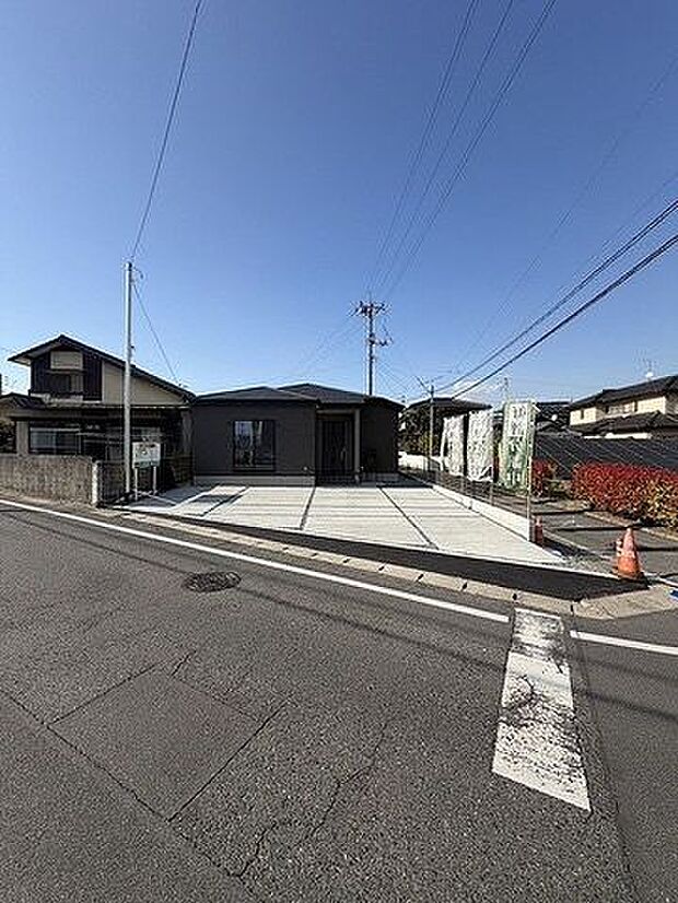 前面道路が広く駐車も楽々♪