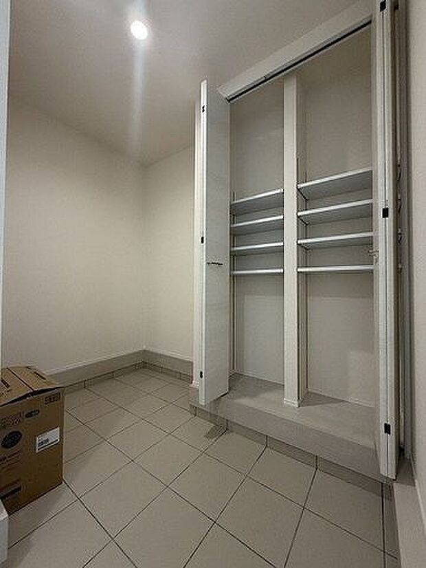 玄関横には大きなシューボックスがあります