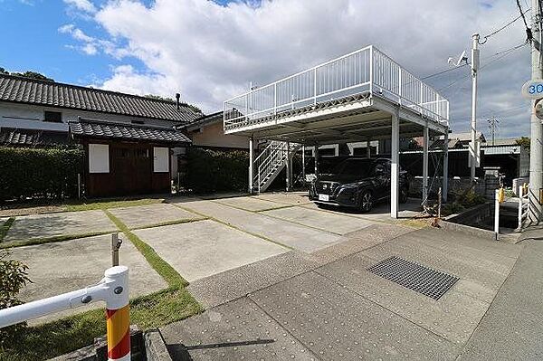 2台はカーポート内駐車可能（カーポートは屋根上が物干しスペース）