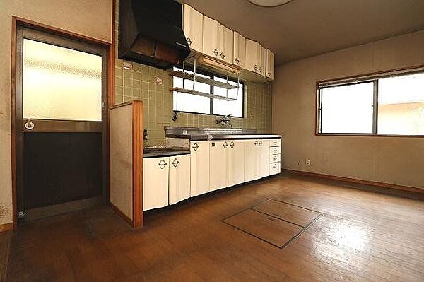 キッチンすぐ横には勝手口あり
