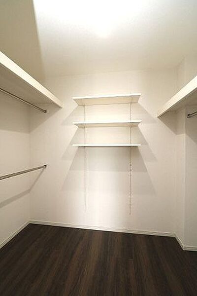2F洋室収納：主寝室のウォークインクローゼットの他に、各居室にクローゼットあり