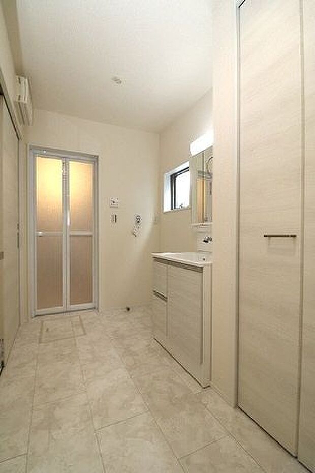 洗面脱衣室:シャワー付き洗面化粧台で忙しい朝も安心