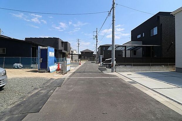 前面道路が広く駐車も楽々