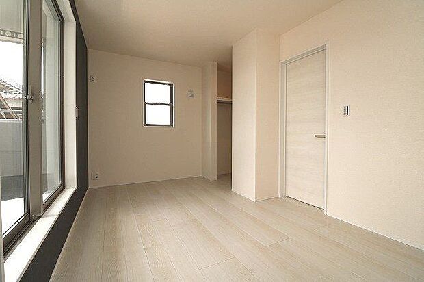 2面採光の明るい主寝室