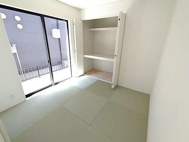 リビング横に寛ぎの和室スペース