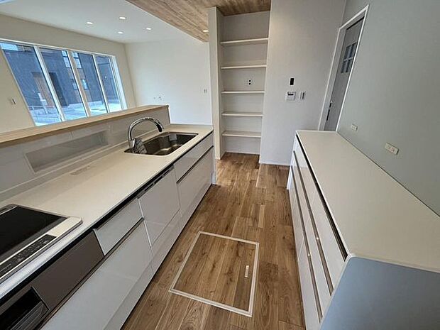 キッチンは広く、料理スペースもしっかり確保。IHクッキングヒーター付き♪