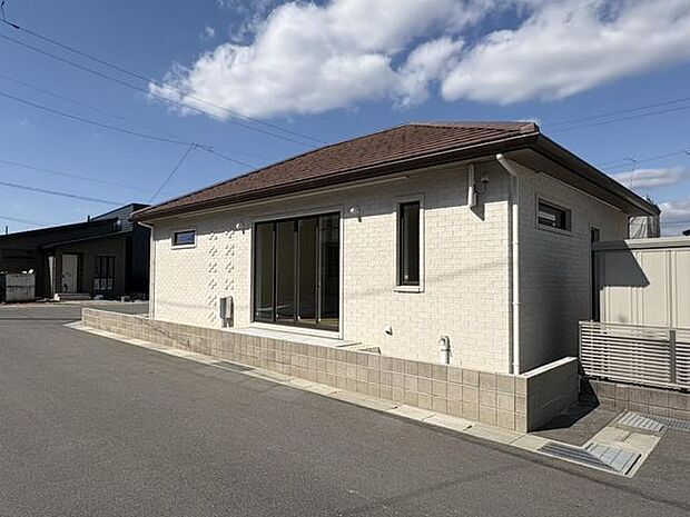 白いレンガ積みの外観が特徴的な平屋♪