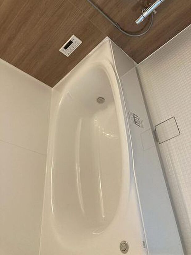 浴槽の壁には木目デザインを採用し、温もりを感じられる落ち着いた空間♪