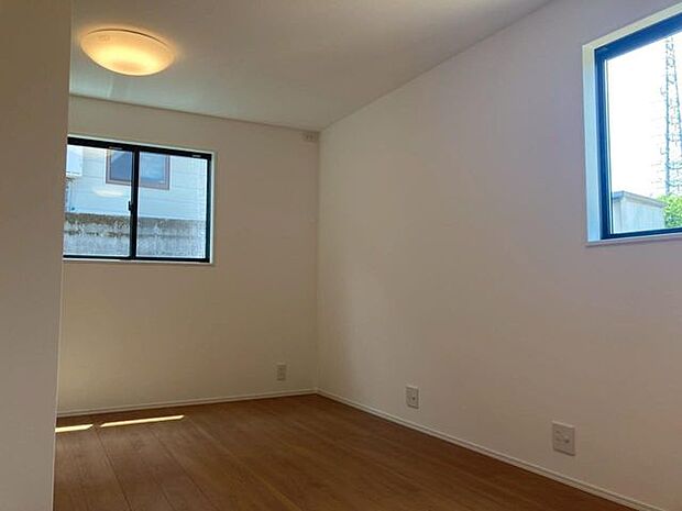 シンプルで落ち着いた洋室は、使い勝手の良い空間♪